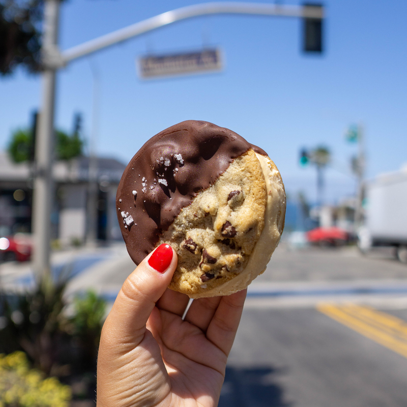 Manhattan Beach Cream’Wich Cookie Chocolate Caramel Vanilla 5oz