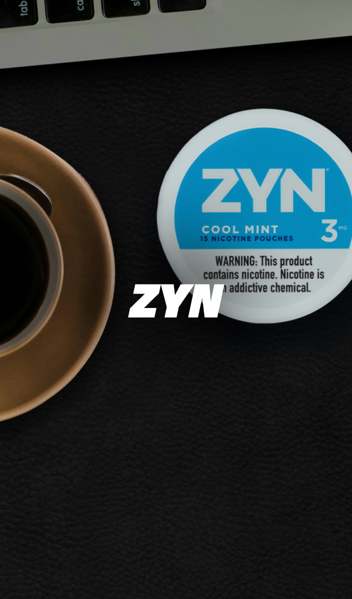Envase de ZYN Cool Mint 3mg bolsas de nicotina y logo de ZYN junto a una taza de café.