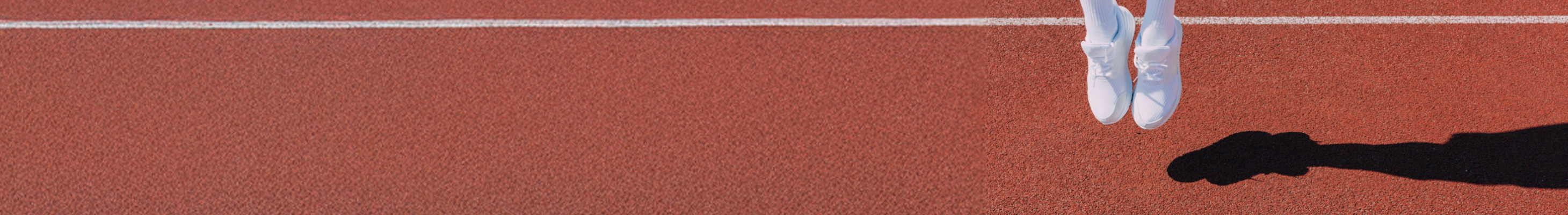 Zapatillas blancas en pista al aire libre con sombra de atleta.