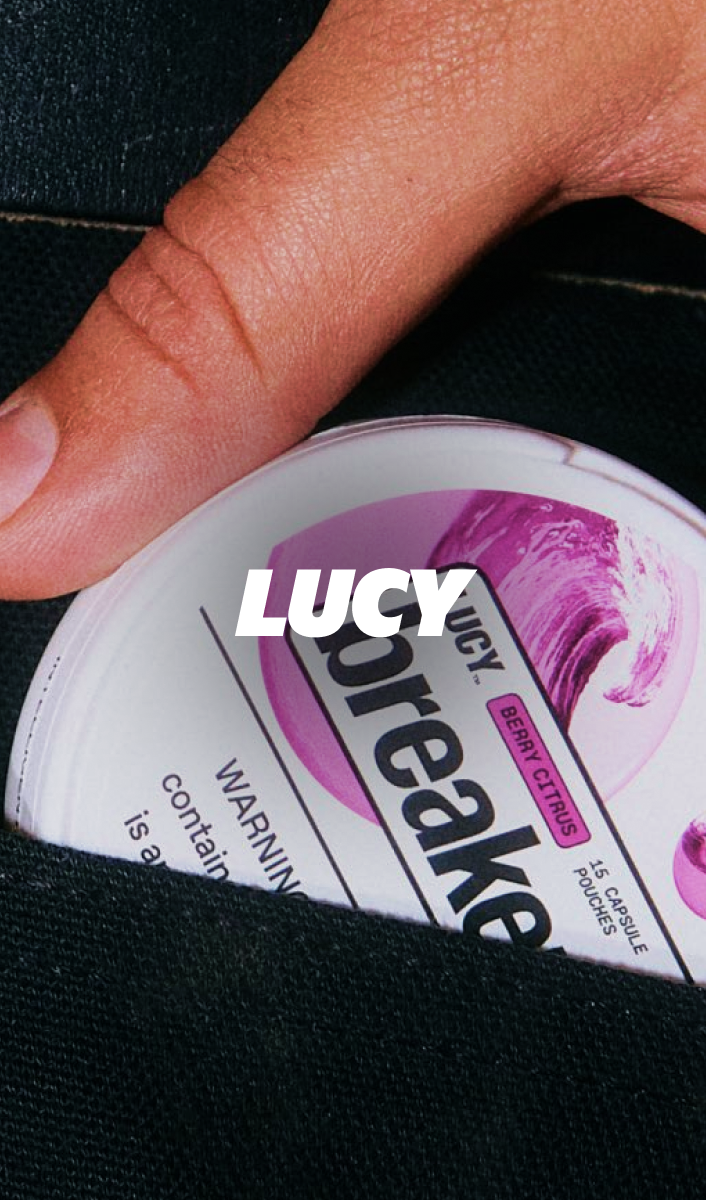 Mano colocando LUCY Breakers Berry Citrus 15 bolsitas de nicotina en cápsula en un bolsillo.